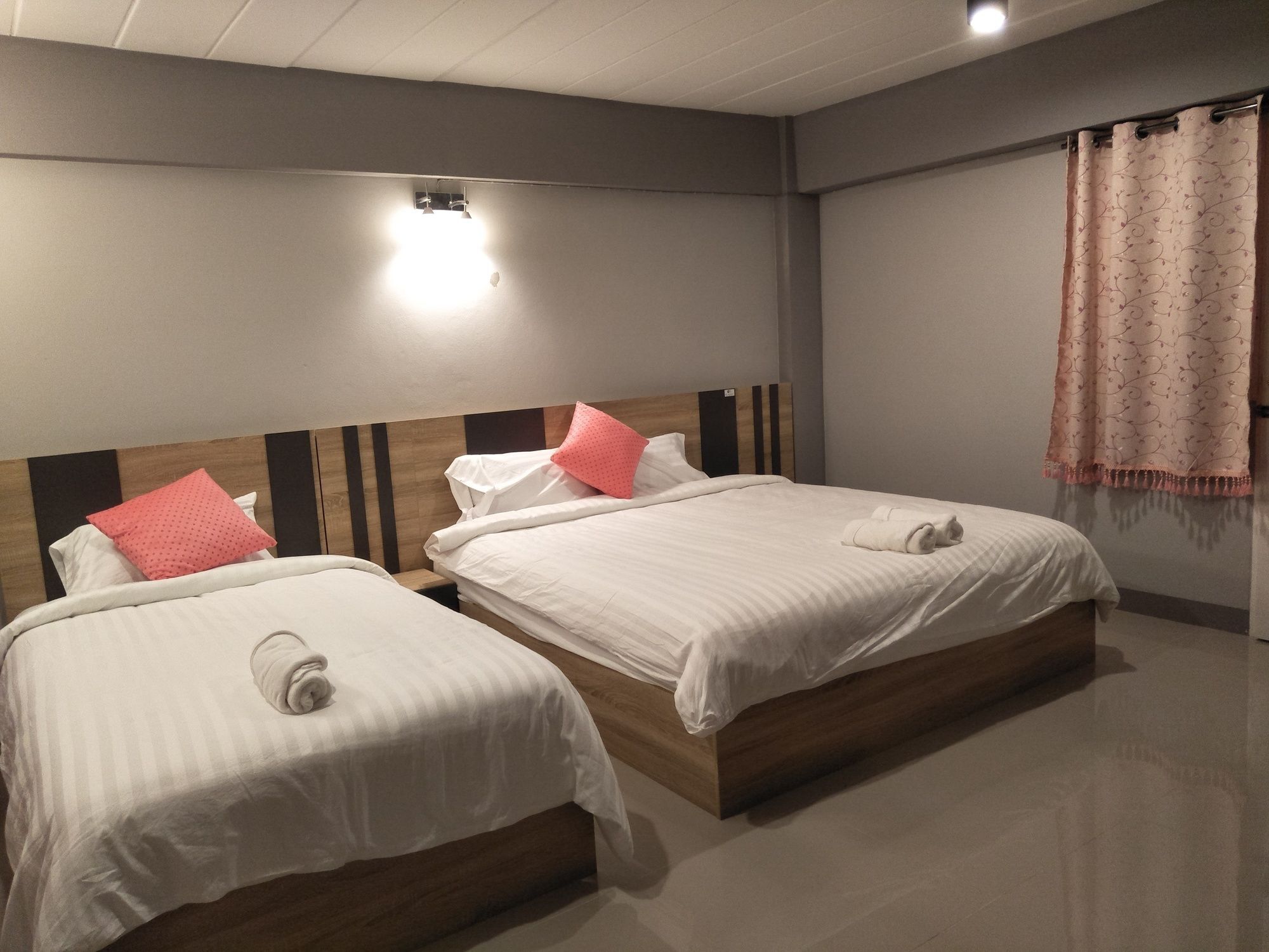 Rinrada Place Hotel 乌汶 外观 照片